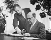 Postsparbankens 75-års jubileum 1959.  Uppvaktning å
postsparbankschefens Sven Lönnqvist tjänsterum.