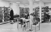 Vykort med interiör från Toltorps bibliotek, 1960-tal.