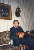 Vidar Karlsson spelar mandolin.