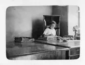 Kanslibiträdet Agnes Emilia Johansson, tidningsavdelningen vid postkontoret Stockholm 1, 1913. 