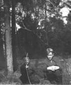 Bröderna Alf och Leif Garthman sitter på knä vid ett skogsområde i Balltorp. Början av 1950-talet.