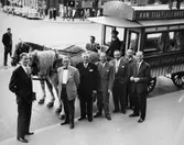 Deltagarna åkte hästspårvagn från Carl XII:s torg till
Hasselbacken, på Djurgården.  (Hästspårvagnen tillhör Spårvägsmuseum,
men brukar hyras ut på somrarna för färder i Stockholm).  Utanför
Hasselbacken.  Fr.v. Egon Jonsson, Stockholm, Ove Vigerslev, dansk
red., Magnus Jochmusson, isländsk red., Oiva Saloila, finsk red.,
Hellsten bitr. finsk red., byråchef Ture Nylund, Stockholm, Ivar
Hundvind norsk redaktör.