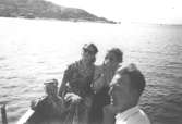 I familjen Garthmans eka. Näset. 1950-tal. Från vänster: Alf Garthman, modern Astrid, Anni Magnusson och Arne Jansson.