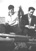 Helmer Garthmans kompis Angel Lopez (till höger) på Näset. Dagens fångst, en torsk på ca ett kilo, hålls upp av en okänd kompis. 1950-tal.