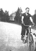 Helmer Garthman cyklar vid Fjärås Bräcka. 1940-tal.