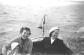 Anni Persson med sonen Tor-Leif och Astrid Garthman ute med familjen Perssons båt. Näset, 1950-tal.