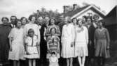 Helmer Garthmans (givarens far) släkt och bekanta. Mor Isabella fyller 45 år 1932. De står utanför hemmet 