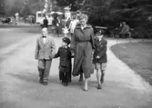 Från vänster: kusinen Per-Olof Larsson, Alf Garthman, Astrid Garthman och Leif Garthman är på väg mot Slottskogen. 1950-tal.