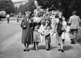 Från vänster: Kerstin Karlsson (gift Hägg), Ingrid Karlsson, Alf Garthman och modern Astrid Garthman (född Karlsson) är på väg mot Slottskogen. 1950-tal.