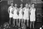 Mölndals Atletklubb, 1935. Helmer Garthman står först i ledet.
Andre person bakifrån från vänster är Einar Grek.