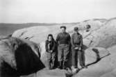 Från vänster: Leif-Åke Garthman, pappan Helmer Garthman och Rolf Karlsson tar en fiskepaus vid Näset, 1950-tal.