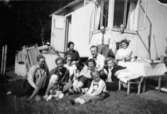 Gruppfoto från 1950-talet i Fjärås. Helmer Garthmans vänner Charlie och Elsa Jinerstedts vid deras sommarstuga.