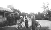 Cykelsemester på tandem i Bohuslän för syskonen Rolf (i korgen) och Astrid Karlsson (gift Garthman) samt deras mor Alma. Längst till vänster står Astrids dåvarande fästman. Astrid är givarens mor och Alma Karlsson är mormor. 1930-tal.