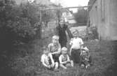Sex grabbar på en gräsmatta mellan Barnhemsgatan 21 och Villagatan 13. Alf och Leifs morbror Rolf Karlsson står, nedanför sitter bröderna Bosse och Örjan Stolth, bröderna Alf och Leif Garthman samt Robert Lopez. 1950-tal
