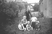Sex grabbar på en gräsmatta mellan Barnhemsgatan 21 och Villagatan 13. Alf och Leifs morbror Rolf Karlsson står, nedanför sitter bröderna Bosse och Örjan Stolth, bröderna Alf och Leif Garthman samt Robert Lopez. 1950-tal