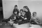 Kajsa Lindgren läser en saga för barnen Rikard, Sofia, Jessika, Martin och Rick. Samtliga sitter på en madrass. Lunkentussen, Katrinebergs daghem 1992-93.