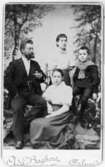Postkontrollör Carl Petersohn av fam. Petersohn från Lifland - med barnen: Anna, Ebba och Eskil. Foto från 1880-talet.
