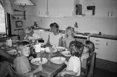 Elisabeth Hedekvist äter tillsammans med barnen på Trudelutten, Katrinebergs daghem 1992.