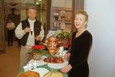 Julmarknad på Mölndals museum 1994-12-03. Till höger står museets Pia Persson.