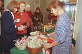 Julmarknad på Mölndals museum 1994-12-03. Till vänster står museichef Mari-Louise Olsson.