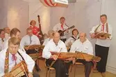 Julmarknad på Mölndals museum 1994-12-03. Hällesåkers Spelmanslag 