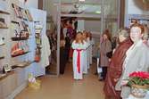 Julmarknad på Mölndals museum 1994-12-04. Luciatåg på ingående. Till höger i bild står museets antikvarie Ulla Hasselqvist.