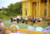 Musikarrangemang på scenen vid Gunnebo slott, 25 augusti 1988.