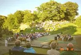 Publik framför scenen vid Gunnebo slott.