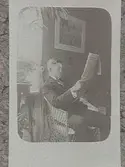Direktör Gustav Johansson läser tidning. Vykort.