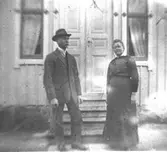 Victor Hasselberg (1864 - 1945) och hustrun Clara (1863 - 1942) utanför sitt hem Fridhem i Gastorp, okänt årtal.
 Victor var möbelsnickare i Lindome från 1890-talet och framåt. I unga år tog han anställning vid Kungliga Svea Livgarde i Stockholm. I Lindome deltog han i det kommunala arbetet, bl.a som ledamot i kommunalfullmäktige. Paret är 
Anna och Karin Hasselbergs föräldrar.