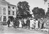 Svenska museimannaföreningen på Gunnebo den 16 juni 1911. Sällskapet är fotograferat i södra trädgården med Floras kulle och östra parterren i bak
grunden.