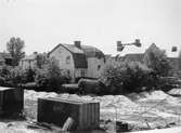 Barnhemsgatan 16 (bakifrån) vid tiden för rivning av området inför bygget av Mölndalsbro 1975. Kontainers i förgrunden. Till höger skymtar taket på Barnhemsgatan 18.