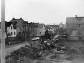 Man ser husen på Barnhemsgatans södra sida. Till höger ses Barnhemsgatan 18. Foto från tiden 2/2 - 2/3 1975.