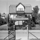 Ahlbergs skrädderi på Barnhemsgatan 16, 1960-tal. Huset är fotograferat från den tomt som tillhör Barnhemsgatan 15 (på södra sidan av gatan).
