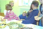 Barnen gjorde egna arm- och halsband utav tyg. Familjesöndag på Mölndals Museum den 8/10 1995 under utställningen 