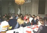 Avtackning och fest i stora salongen på Gunnebo slott av Sten G. Svensson, december 1994. Museichef 
Mari-Louise Olsson syns i mitten av bilden då hon lutar sig fram och talar med en kvinna.