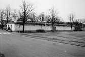 Saluhallen vid Nya torget nedanför Kvarnbyskolan, november 1971. Saluhallen låg vid torgets västra sida och har fotograferats från sydost.