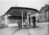 Gunnar Olssons bensinstation (Esso-tappen) i vinkeln av Frölundagatan och Toltorpsgatan år 1946.