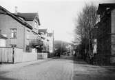 Foto utefter Frölundagatan (nuvarande Brogatan) mot öster, 1910-30-tal. Till vänster ser man Frölundagatan 8, 6 och 4.
Längst åt öster ses Störtfjället och Norénska stiftelsen.