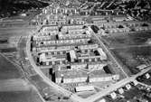 Flygfoto 1962 över Jungfruplatsen i förgrunden till höger och Bosgården i bakgrunden. Toltorpsgatan delar områdena. Längst ner i bildens mitt (svagt åt vänster) går Lammevallsgatan på bostadsområdets vänstra sida och på högra sidan går Jungfrustigen. Frejagatan, som här var öppen för bil- och busstrafik, går åt höger. I bakgrunden till vänster ses Safjället och Bifrostgatan.