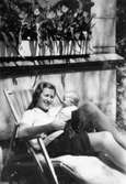 Ursula von Kanitz (född von Eckstädt) sitter i en solstol och håller ett spädbarn i famnen. Pommerwitz i Övre Schlesien, 1930-tal. Ursula var Hilda Sparres enda barnbarn. (Foto från Hilda Sparre, Gunnebo)