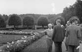 Stort trädgårdsarkitektmöte i Göteborg 1939. Hilda Spare visar runt i Gunnebo slottsträdgård vid besök av arkitekterna.