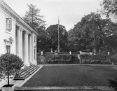 Gunnebo slotts framsida (norra sidan) med en del av parken och kejsarterrassen rakt fram, 1930-tal.