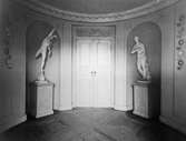 Ovala vestibulen i huvudvåningen med två nischer och i mitten en dubbeldörr med relief ovan. Till vänster står en staty föreställande Merkurius och till höger står en staty  föreställande Venus. Gunnebo slott 1930-tal.