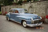 En 1947 års De Soto Custom Sedan, ljusblå, automatväxlad, 80 Kw, 109 Hk (inregistrerad i Sverige: 1976-03-04) står parkerad vid uppfarten till Gunnebo slott.