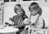 Två barn med dockor i famnen. Holtermanska daghemmet 1953.