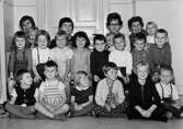 Grupporträtt av barn och deras lärarinnor. Holtermanska daghemmet 1953.