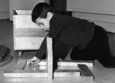 En pojke som leker med byggklossar på golvet vid Holtermanska daghemmet 1953.