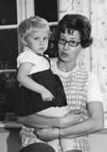 Lärarinna med en flicka på armen vid Holtermanska daghemmet 1953.