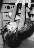 En glad flicka armhänger i trappan vid Holtermanska daghemmet 1953.